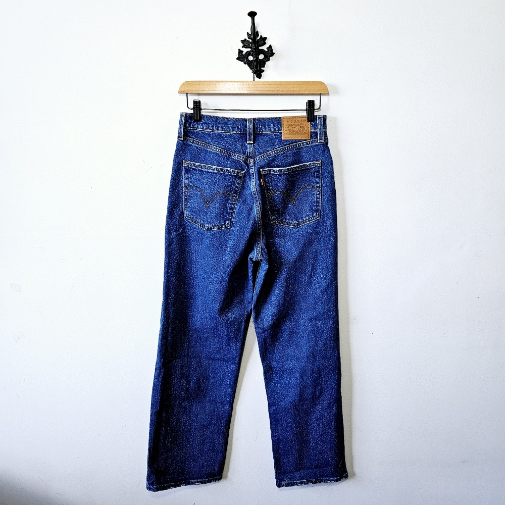 Levi's High-Rise Cropped Straight Jeans in Classic Blue - Picture 3 of 6